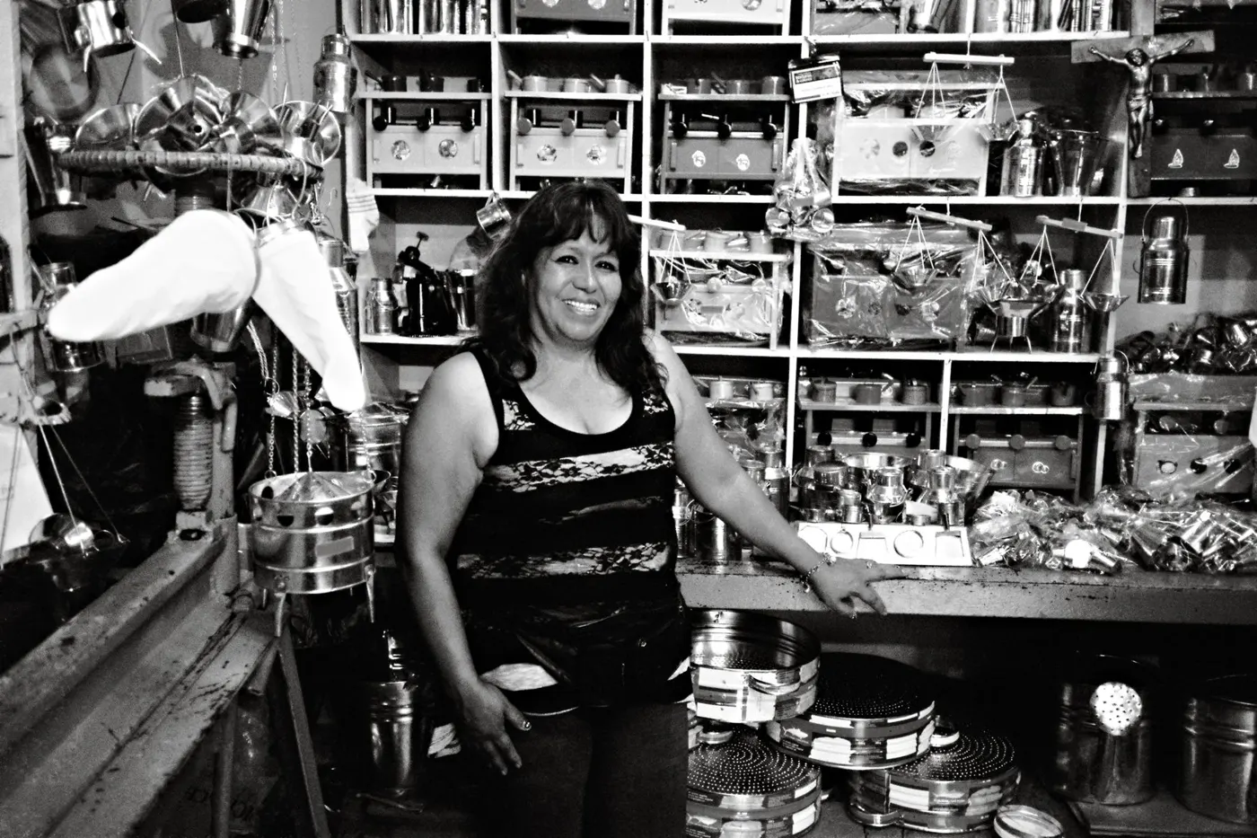 Dueña de una ferretería en su tienda