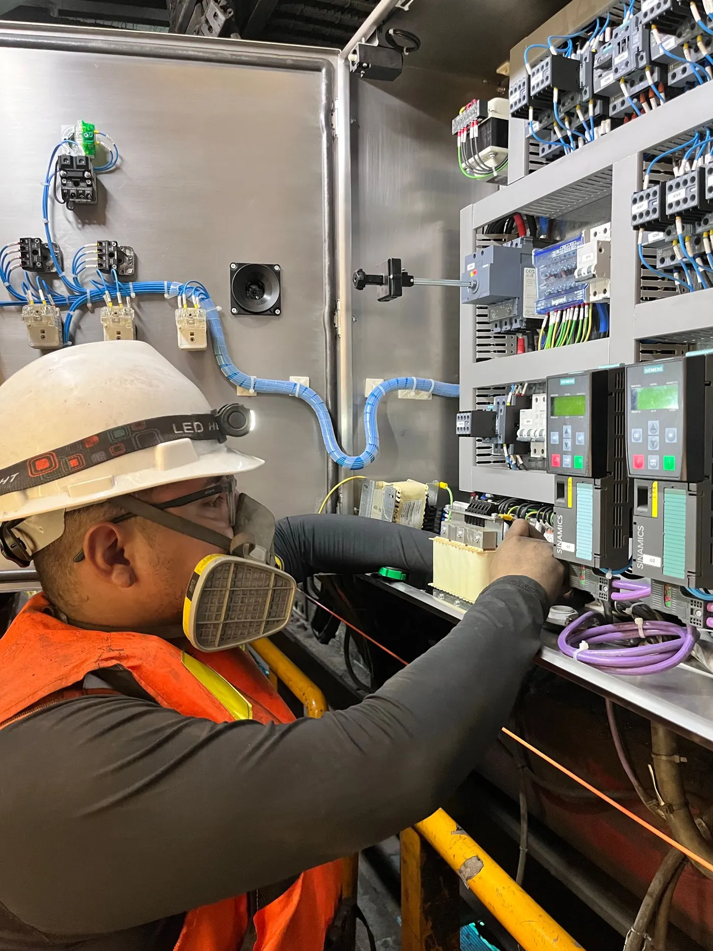 Electricista trabajando en una instalación